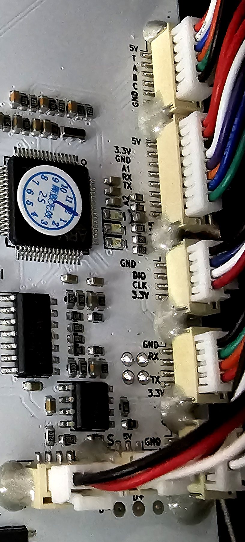 Bord de la carte MCU du FSESC75200 avec ses cinq connecteurs et leur sérigraphie