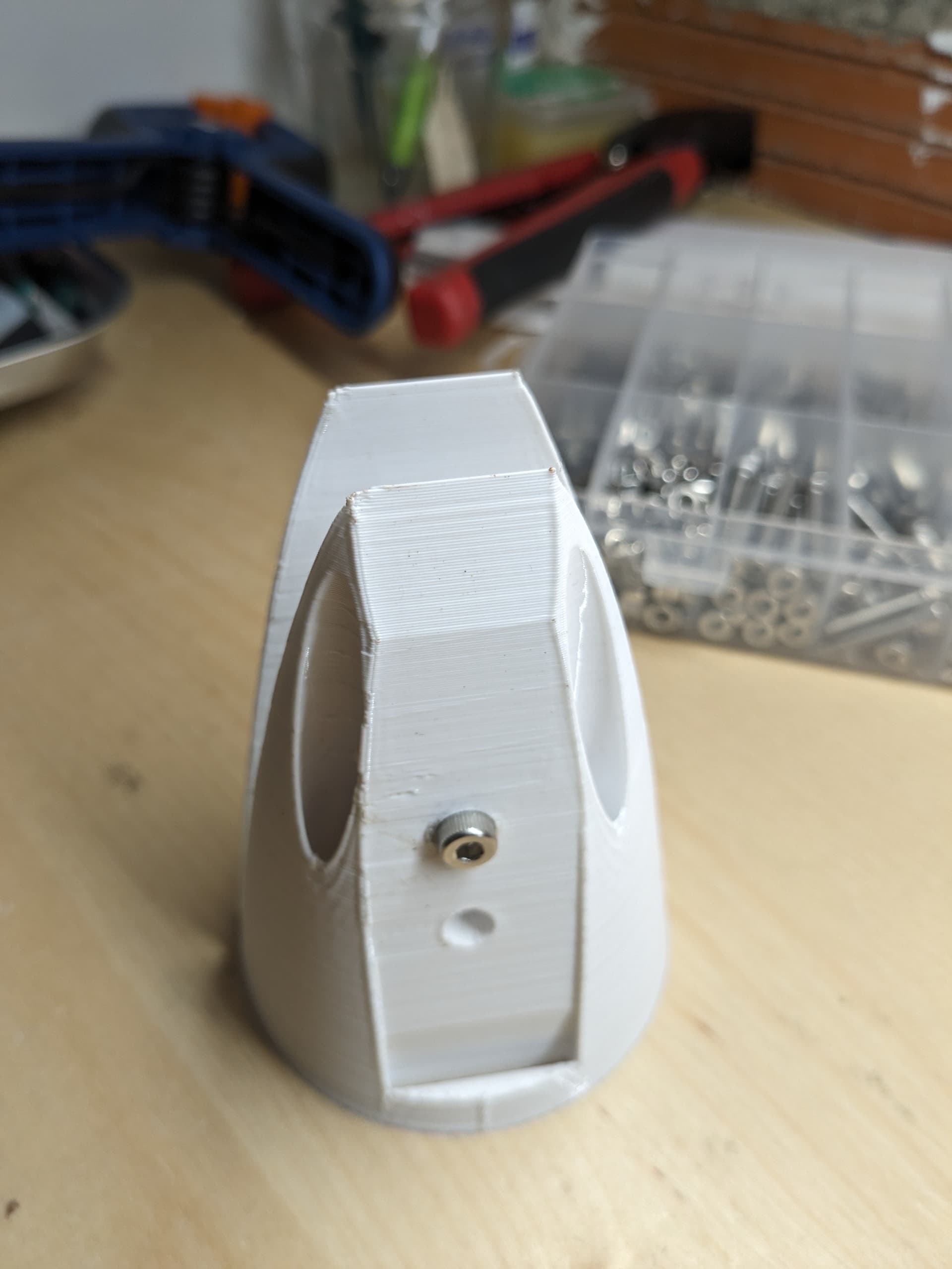 Bride nylon imprimée, vue seule sur un établi, avec ses vis de serrage